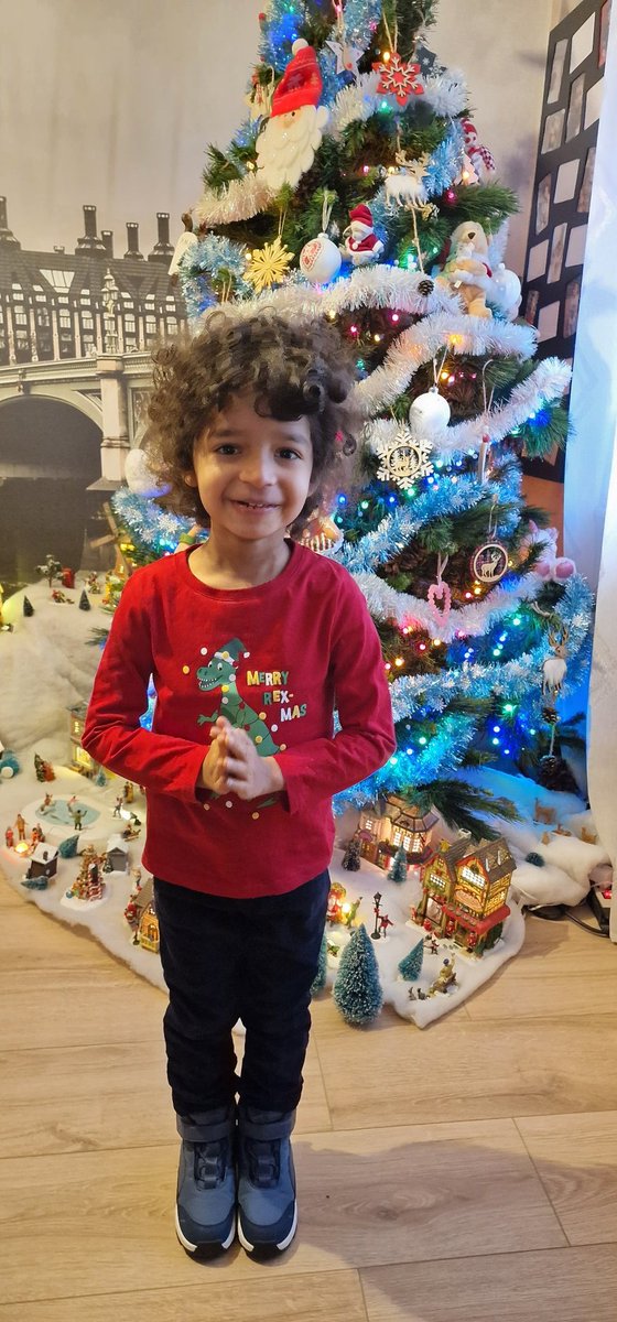 crazily4U's tweet image. Day9. Have a lovely and bright day #teamclayne 🎅🧑‍🎄🤶🎄☃️❄️
#AdventCalendar
#day9
#Christmas 
#fanfamily