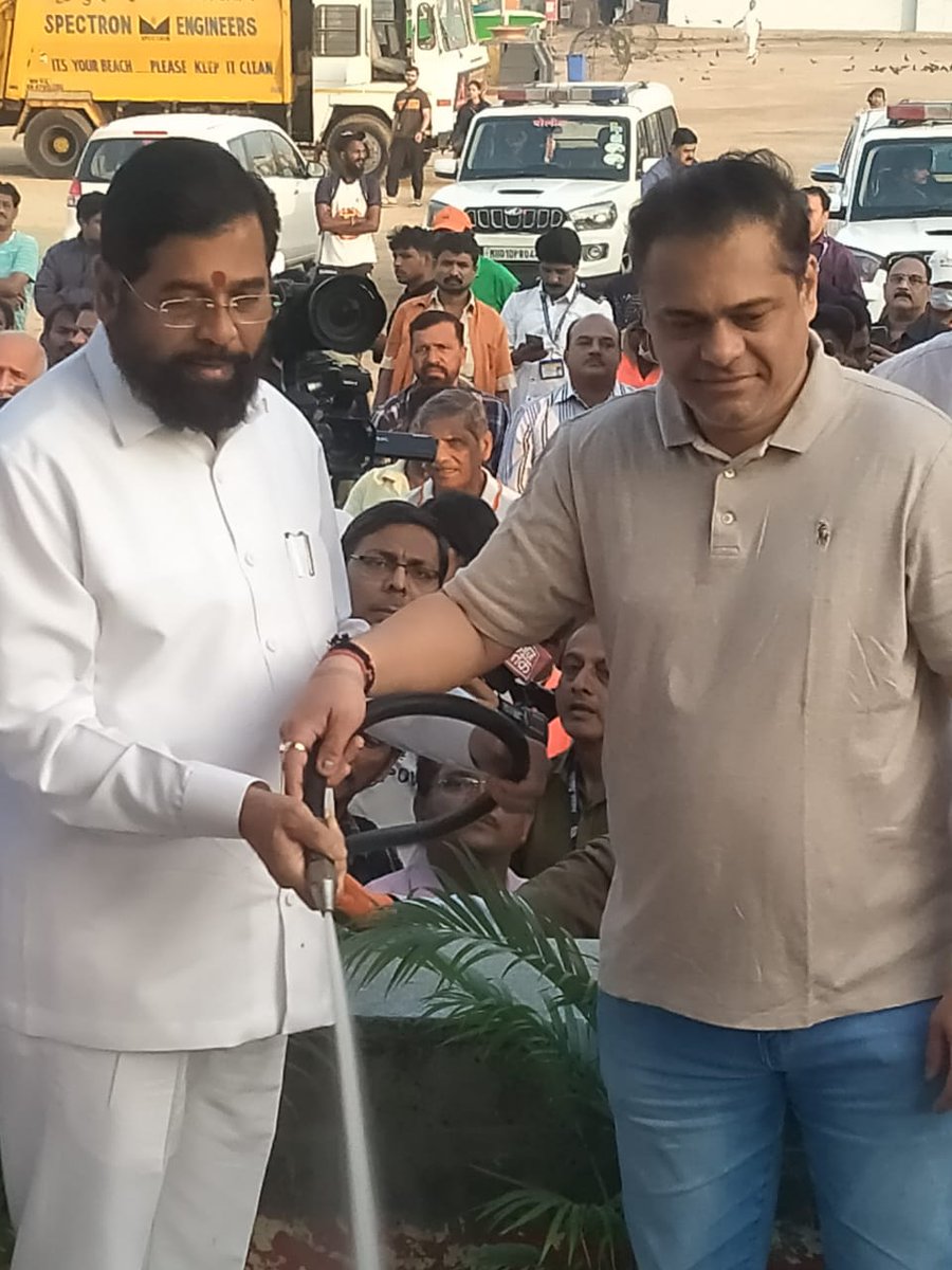 AmeetSatam's tweet image. With Hon'ble CM Shri. @mieknathshinde Ji at #JuhuBeach for a transformative cleanup drive organized by @Mybmc #ChakachakMumbai. 
Proud to be part of this concerted effort to restore the natural beauty of our city and promote environmental stewardship &amp;amp; hygiene.  
#CleanUpDrive