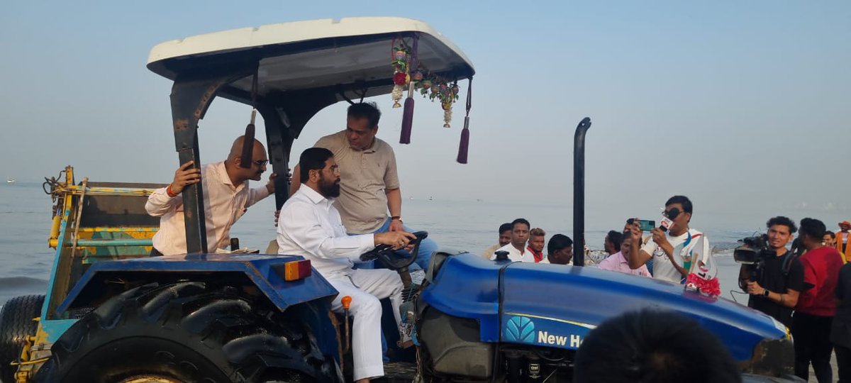 AmeetSatam's tweet image. With Hon'ble CM Shri. @mieknathshinde Ji at #JuhuBeach for a transformative cleanup drive organized by @Mybmc #ChakachakMumbai. 
Proud to be part of this concerted effort to restore the natural beauty of our city and promote environmental stewardship &amp;amp; hygiene.  
#CleanUpDrive