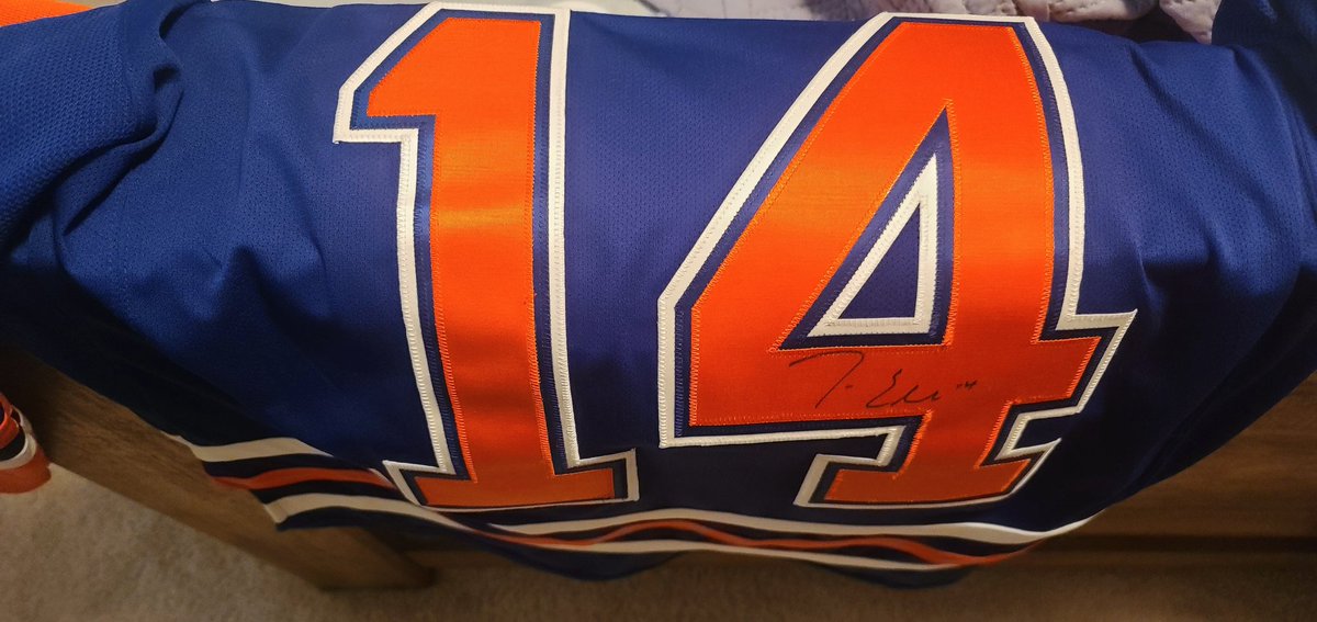 devo2gtalon's tweet image. 6 games in a row wearing my autographed Ebs jersey....@JackieBee_16, I was worried tonight and almost swapped for my Hall jersey...
#stayedthecourse