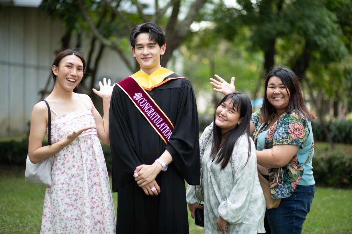 nnnnnnewyear's tweet photo. ���านๆทีจะมีภาพรวม 3 สาวเพาเวอร์พัฟ
ถึงแม้ในเรื่องจะเป็นวินเนอร์ที่น่าหมันไส้แค่ไหน แต่เป็นน้องป๊อปที่น่ารักเสมอ❤️
#GraduationDayWithPopptr
#popptr https://t.co/SIOekKRv1A
