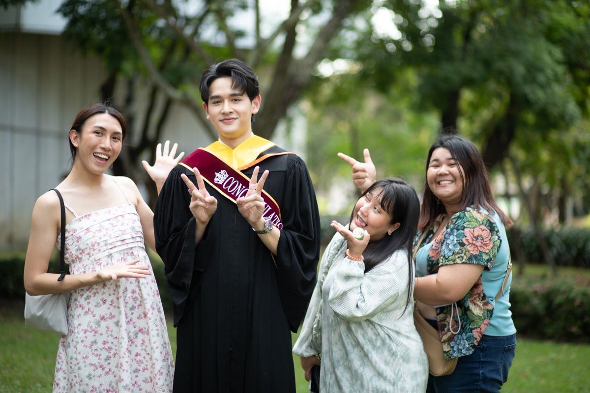 nnnnnnewyear's tweet photo. ���านๆทีจะมีภาพรวม 3 สาวเพาเวอร์พัฟ
ถึงแม้ในเรื่องจะเป็นวินเนอร์ที่น่าหมันไส้แค่ไหน แต่เป็นน้องป๊อปที่น่ารักเสมอ❤️
#GraduationDayWithPopptr
#popptr https://t.co/SIOekKRv1A
