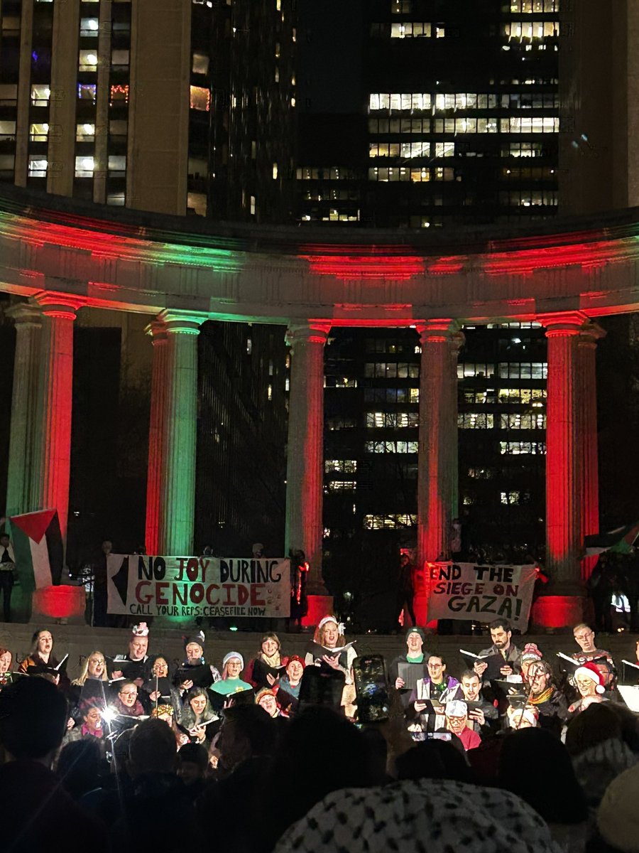 Rifff33's tweet photo. 🇵🇸 🎄 Tonight in Chicago !! Disruption in millenium park to make it known that we will not continue business as usual while funding a genocide! 

NO joy during genocide! We call on Chicagoans to support the CEASEFIRE resolution introduced by @CDRosa https://t.co/2tYXyodqAJ