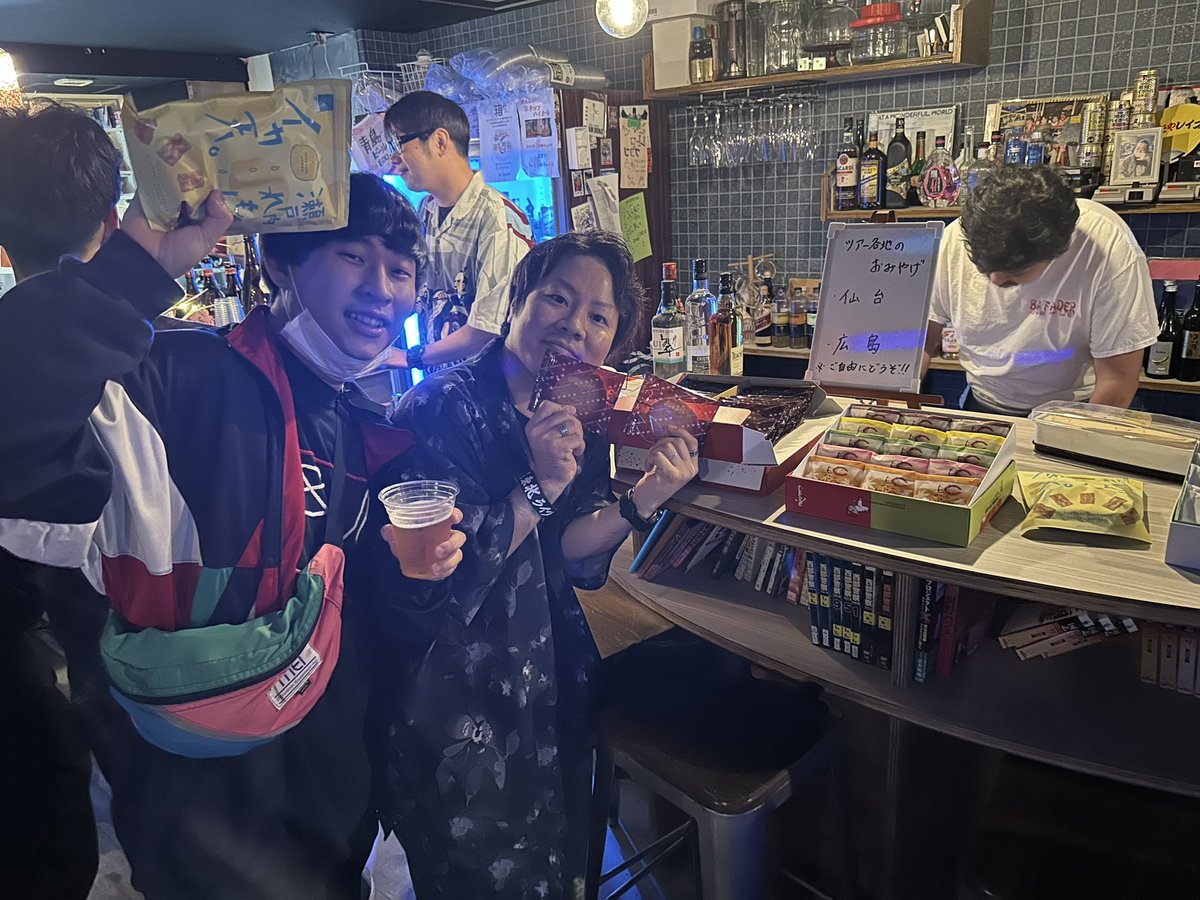 #夜猿 オープンしました！！！
ツアーで回ってきた土地から呼ばせていただいたDJ陣からお土産もいただいてます！！！

ご自由に食べてください！！！