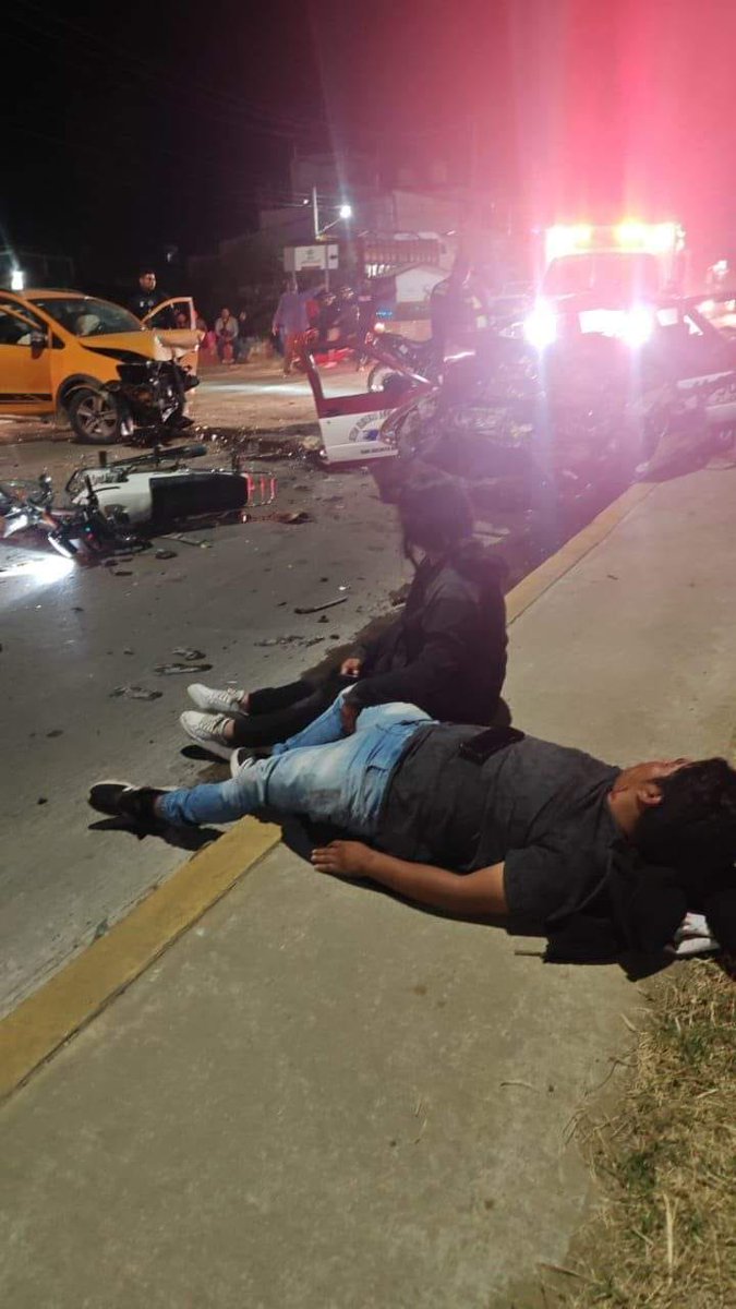 ELPINERO's tweet photo. #ULTIMAHORA 🆕️⏰️#Oaxaca: fuerte accidente en #Riberas del #Atoyac, a la altura de la colonia #Ejidal; reportan las unidades de emergencia a una persona sin signos. https://t.co/amNMp3JhC3