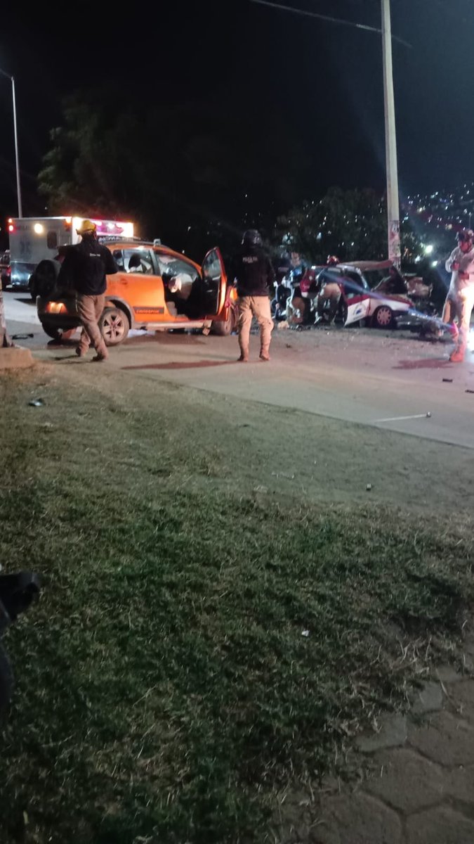 ELPINERO's tweet photo. #ULTIMAHORA 🆕️⏰️#Oaxaca: fuerte accidente en #Riberas del #Atoyac, a la altura de la colonia #Ejidal; reportan las unidades de emergencia a una persona sin signos. https://t.co/amNMp3JhC3