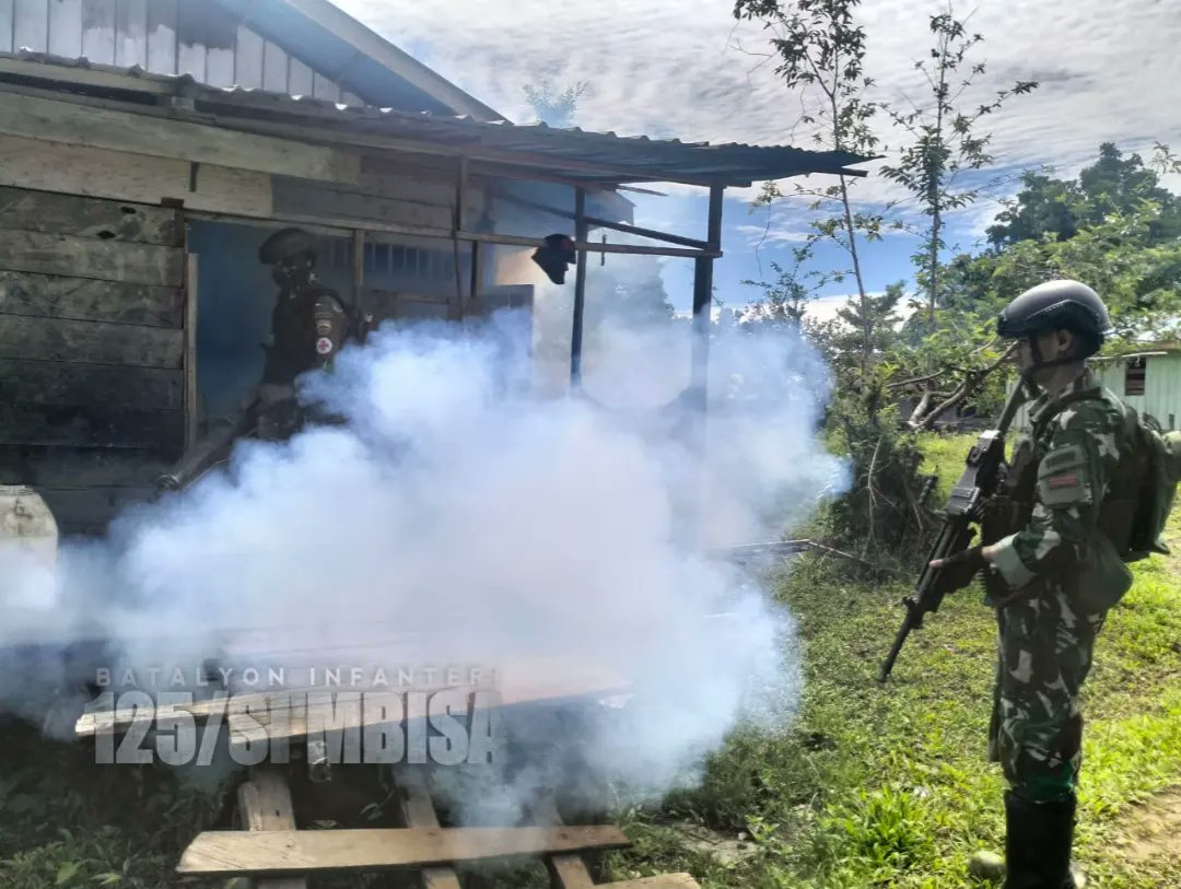 yonif125smb's tweet photo. Satgas Yonif 125/SMB Lakukan Fogging Cegah Malaria di Kampung Beremono
#tni
#tniad
#lintasprajurit
#puspenad
#TNIADMengabdidanMembangunBersamaRakyat
#kodam1bukitbarisan
#kodam17
#pen_korem174_atw
#brigif7rr_official
#yonif125smb
#satgaspamtasRIPNG
#RIPNG https://t.co/y4BZnxXGPp