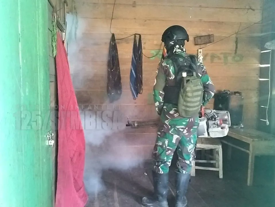 yonif125smb's tweet photo. Satgas Yonif 125/SMB Lakukan Fogging Cegah Malaria di Kampung Beremono
#tni
#tniad
#lintasprajurit
#puspenad
#TNIADMengabdidanMembangunBersamaRakyat
#kodam1bukitbarisan
#kodam17
#pen_korem174_atw
#brigif7rr_official
#yonif125smb
#satgaspamtasRIPNG
#RIPNG https://t.co/y4BZnxXGPp