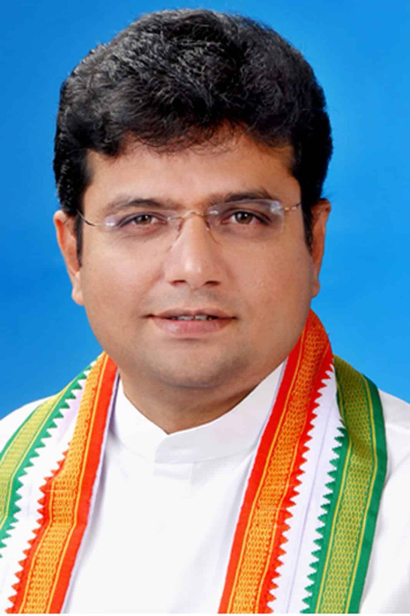 mahendarkatla's tweet photo. @OffDSB congratulations for new IT minister of Telangana shri #DuddillaSridharBabu 

Happy to see you sir as IT minister of Telangana.  Hope the IT legacy will continue with your leadership. 

#informationtechnology #IT #Telangana #TelanganaCongress #ITminister #Congress https://t.co/eUplgs3ua5