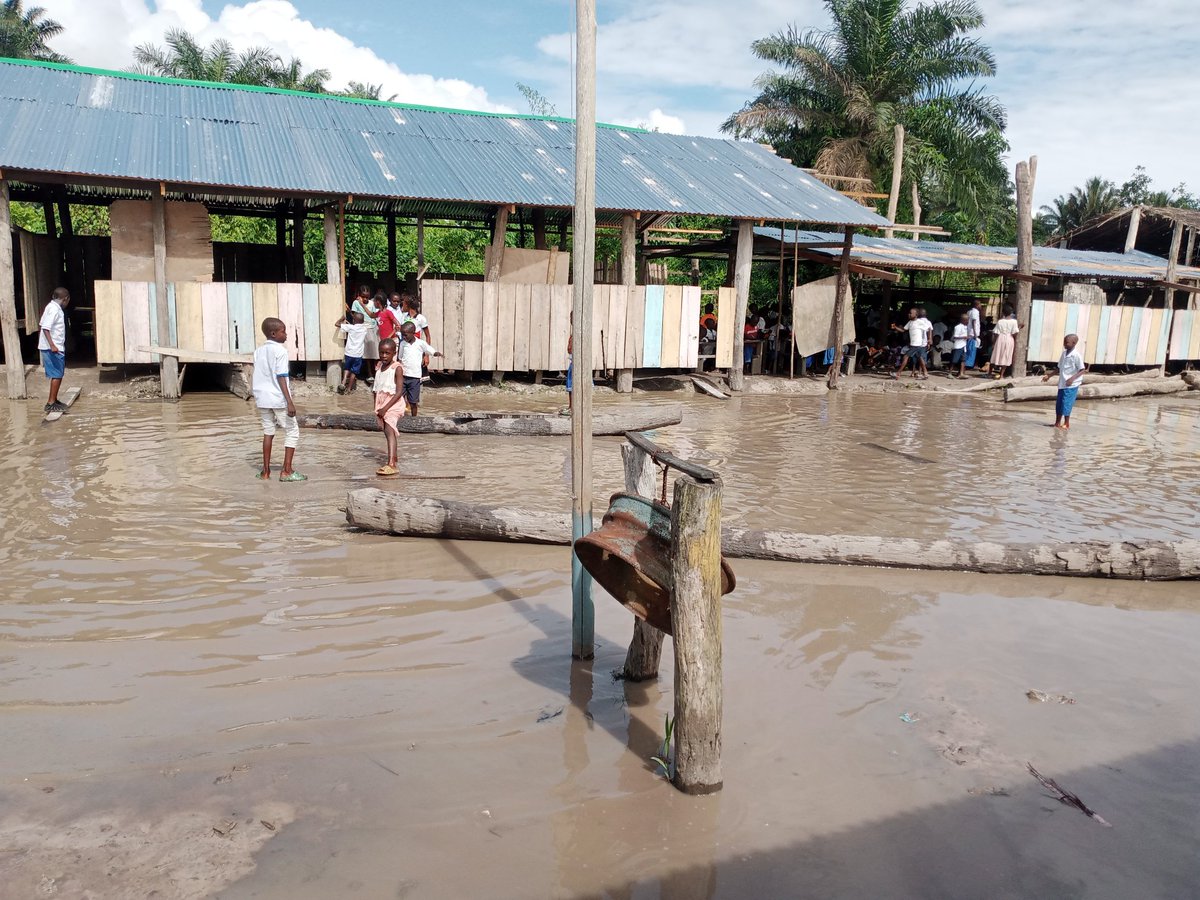 JEquateur's tweet photo. Bonjour à tous

🆘 Appel à la détresse 

 *Mbandaka : le centre Mboka ebongi na bato en voie de disparition* 

Le centre inondé et les élèves pas moyen d'étudier en bon état 

@UNICEFDRC
Et les autres organismes ou personnes de bonne volonté votre aide🙇

https://t.co/JDTsiBoauX https://t.co/ggQzRHhVkp