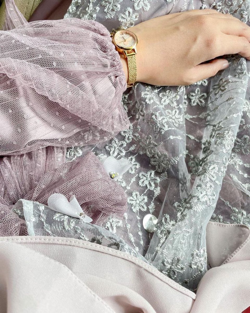 iyasudadeh_'s tweet photo. nemu harta karun, ada kebaya yang modelnya tuh CAKEP BANGETTT 😭🤍

jadi makin keliatan elegant, variasinya juga banyak bgt🥹 https://t.co/qVTbrhYCTO
