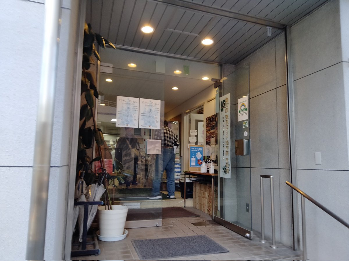 utoi_san's tweet photo. 5年ぶりにロシア語学院のバザールを訪れたが、昨今情勢のせいかロシア産物品が少ない感じ。ウォッカ2種とコーヒーを購入。 https://t.co/QJbHq365uh