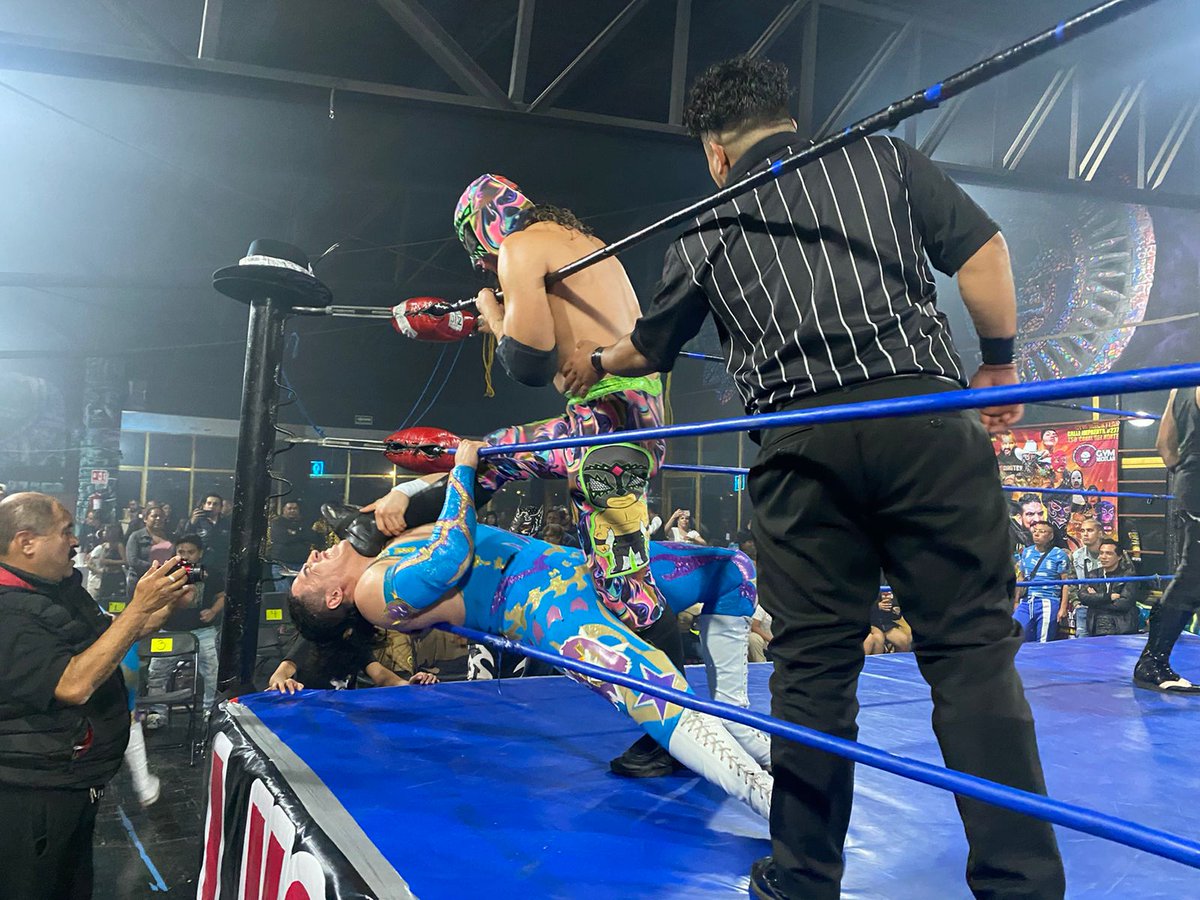 LaTijeraLucha's tweet photo. En una recia batalla y por momentos extrema con sillas y todo lo que se encontraba en el #GymMicktlan en relevos atómicos, #Radiante, #Magestic, #Xibalba y #Energía se logran imponer a los pachucos del diablo, conformados por #DangerKing, #YingSan, #Epidemia e #ImperioNegro... https://t.co/WA4V2ECp30