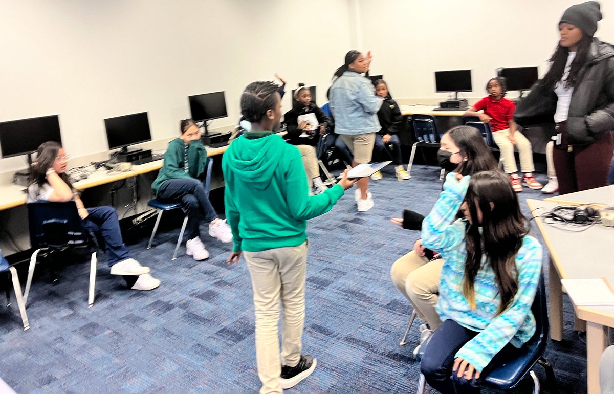 MrsWashTeaches's tweet image. Thank you @houstonlibrary Alief Tech Link for coming and showcasing what the Alief community has to offer. They even took time to  teach a coding lesson to our students! 

Also, thank you @SK4DL for coming to support our National Computer Science week activities 🥰 #HourofCode