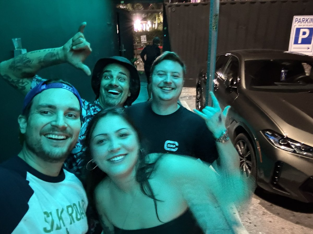 LLCubKing's tweet photo. Gn! 🌖 
Another great day down in MIAMI after hanging with the Dogs! Been so much fun already!! @woofcuhz @PsychoAape @EthRobertlail @metansangames @brassytuna 

#PitBullish 

Cant wait for our Community Dinner tomorrow with the full Meta Rebelz dog pack! And to finally get over to the @RebudNFT 🏠 too, & hang w/ more of the web3 fam!