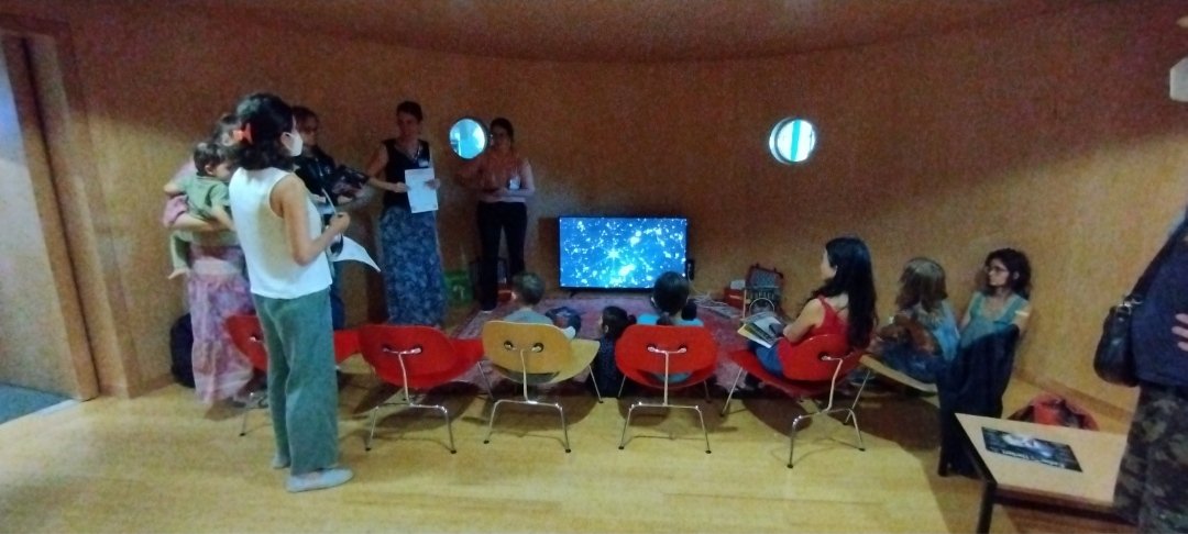 ✨ 👩‍🔬 [Vendredi avec Sciences de Nuit] 👨‍🔬 ✨ Esther &amp; Herbert voyagent à travers la matière : de l’infiniment grand à l’infiniment petit. Il y a de quoi avoir le vertige ! Avec Reine, Clotilde, Claire et Marie, chercheuses et ingénieures 👍