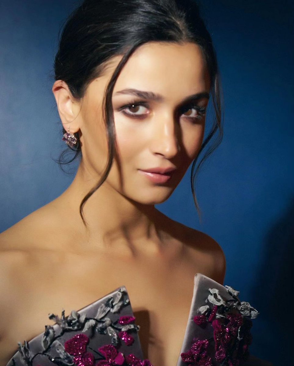 HarshRathi48's tweet photo. Queen ❤️🥰 @aliaa08
❤️🫶🏻🥰
#bollywood #AliaBhatt #AliaBhattKapoor
#Aliakapoor #AliaBhattFanClub #AliaBhattFans #Alianators #Darlings https://t.co/JnSd4TtB5t