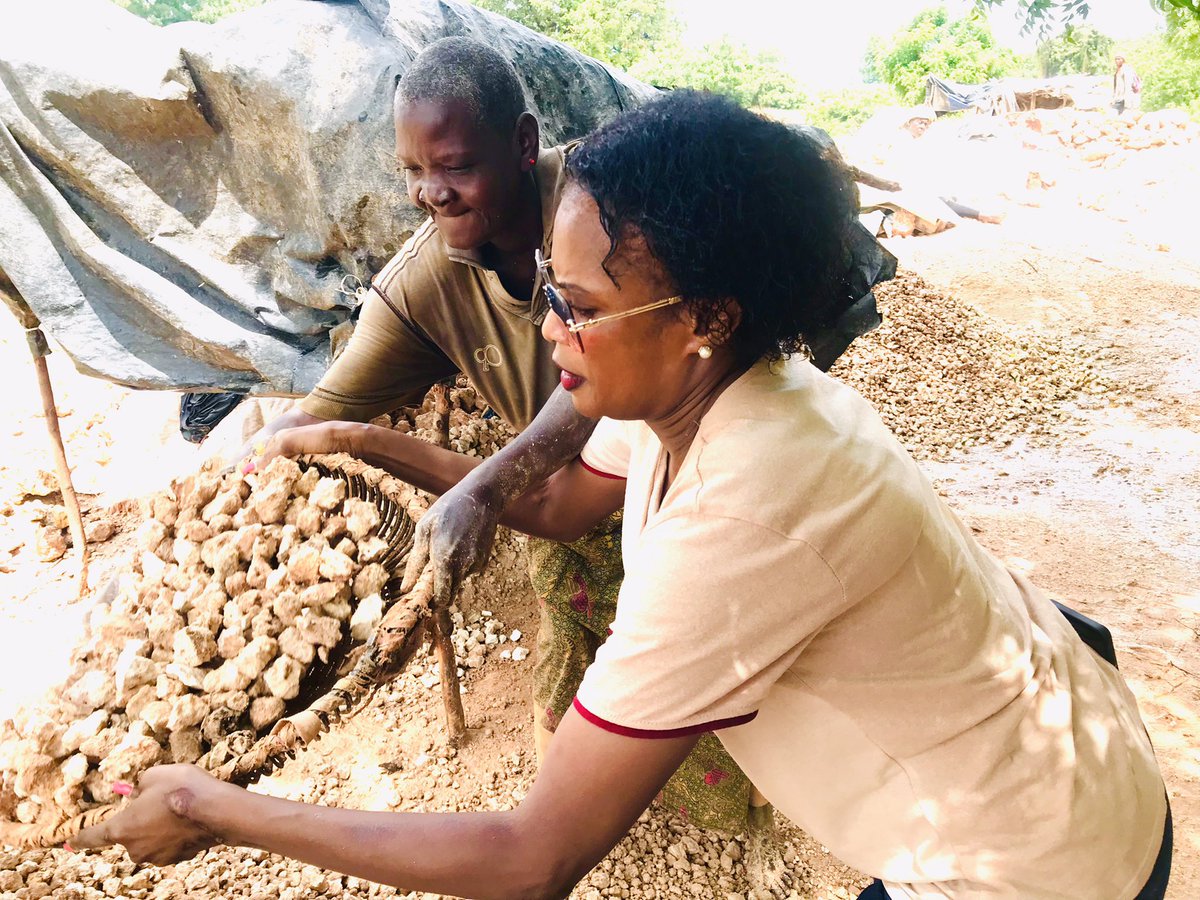RithaChuwalo2's tweet photo. Hawa Mama zetu Ndoo moja ya maji ile kubwa ya Lita 20 wanauza kwa tajiri kama wanavyowaita wao kwa Tshs.350 /= na kwa siku analazimika ajaze Ndoo Kumi ili kupata 3500/= jamani jamani 😭😭😭😭😭😭

Huyo pichani ni Bi. Salma https://t.co/B0Cv3Qdh27