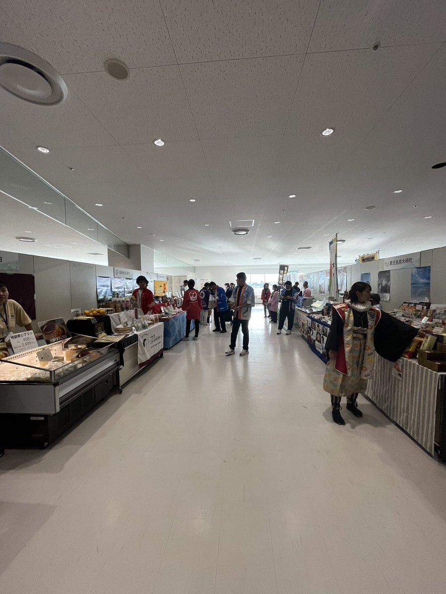 CSF121's tweet image. たまたま福岡便乗ったら降機アナウンスで今日から福岡空港でJALマルシェが開催されてるってことだったから覗いてみた〜！

航空教室に特産品にグッズ販売に規模感でかすぎてびびった✈️
最高すぎるイベント行ってみてー‼️
今日明日の開催らしい！！
#JALマルシェ
#FlyJAL
@JAL_Official_jp