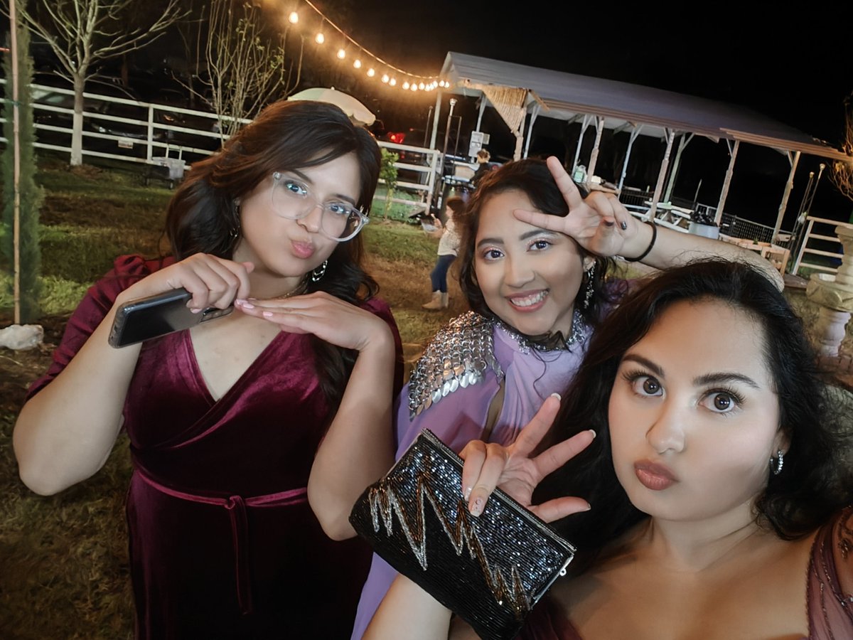 leagueofeve's tweet photo. Literally fuck today lol I got up early washed my car and everything, attempted to be at my friend's wedding early. Then on the way there my car starts smoking and dies in the middle of Houston traffic. We were 2 hours late  😔 https://t.co/gAdelQH1ff