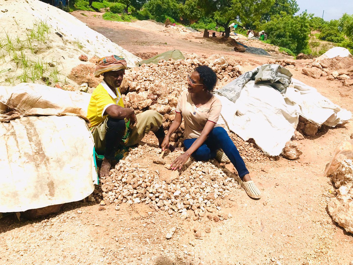 RithaChuwalo2's tweet photo. Jamani Kazi ni Utu tuwahurumie wanaotutumikia 
Niko hapo na Bi Regina Jackson Miaka 58 , kwa niaba ya wenzake anatamani angalau Ndoo ya lita 20 iuzwe kwa Tshs.450 badala ya Tshs.350 /=

#mamamiaearadio88.1Dar https://t.co/dWCWWdjMtK