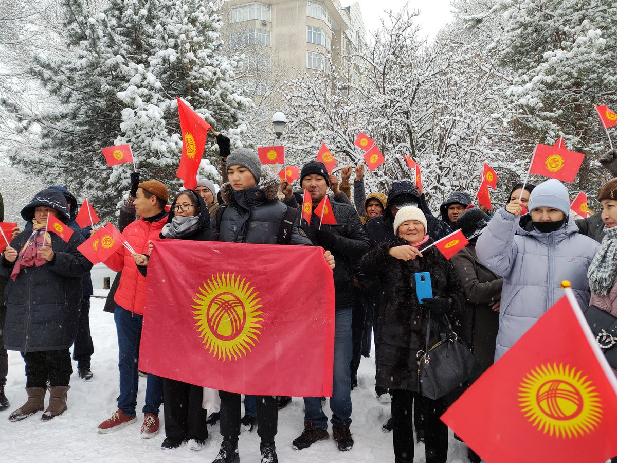 kloopnews's tweet photo. 🇰🇬В Бишкеке в сквере им. Горького проходит митинг против изменения флага. На акцию пришли более 50 человек. https://t.co/8dGEg5eojN