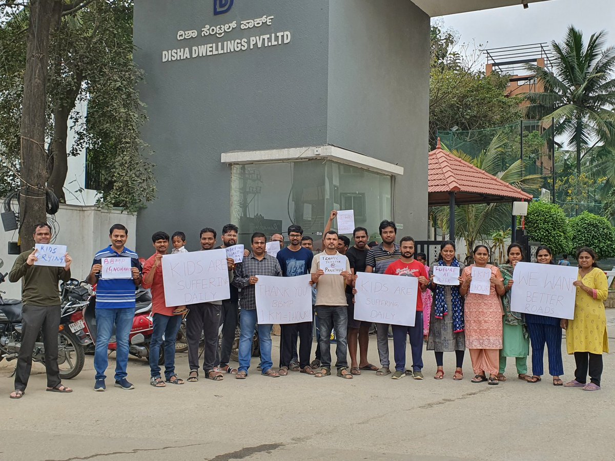 chandra3789's tweet photo. Human chain formed from Sobha Dream Acres till Disha Central Park to protest against terrible civic infrastructure of Balagere road.
Kudos to all the activists for making it a success
#Balagereroad #Panathur #PanathurRUB https://t.co/of2fCrebPk
