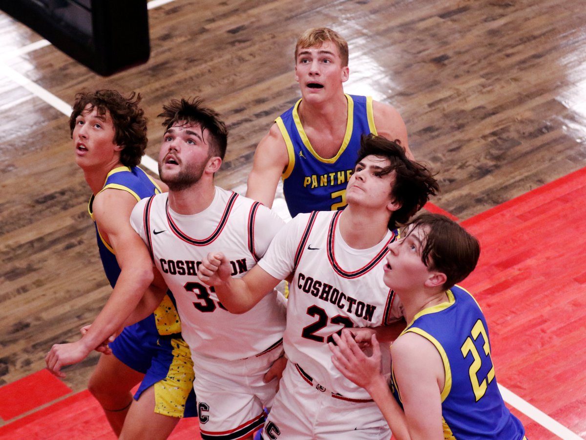 Follow the ball, boys.