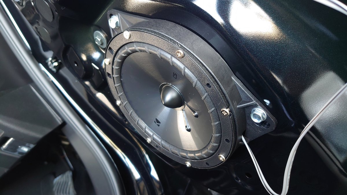 FLASHPOINTSOUND's tweet photo. 今日は日産ノートオーテッククロスオーバーのフロントスピーカーをKICKER CSS674に交換です♪元々ツイーターが付いていないお車ですので、ツイーターが付くだけでもかなり音が変わりますがKICKERの広がりのある音色が車内でいい感じに響いています☺️
#日産ノート
#スピーカー交換
#KICKER
#CSS674 https://t.co/28jBmLr6RW