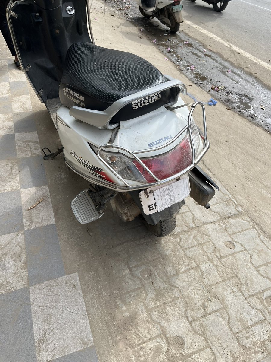sundreshpremil's tweet photo. @3rdEyeDude @btppubliceye Not an usual sign in Bangalore by Scooter/Moped dudes. Intentionally hiding the rear license plate to escape from traffic offence and crime.
Date : 9 Dec 2023
Time : 10:17Am
Location : Sorahunase Gate junction, Muthsandra Main road https://t.co/soWwJWJMAE