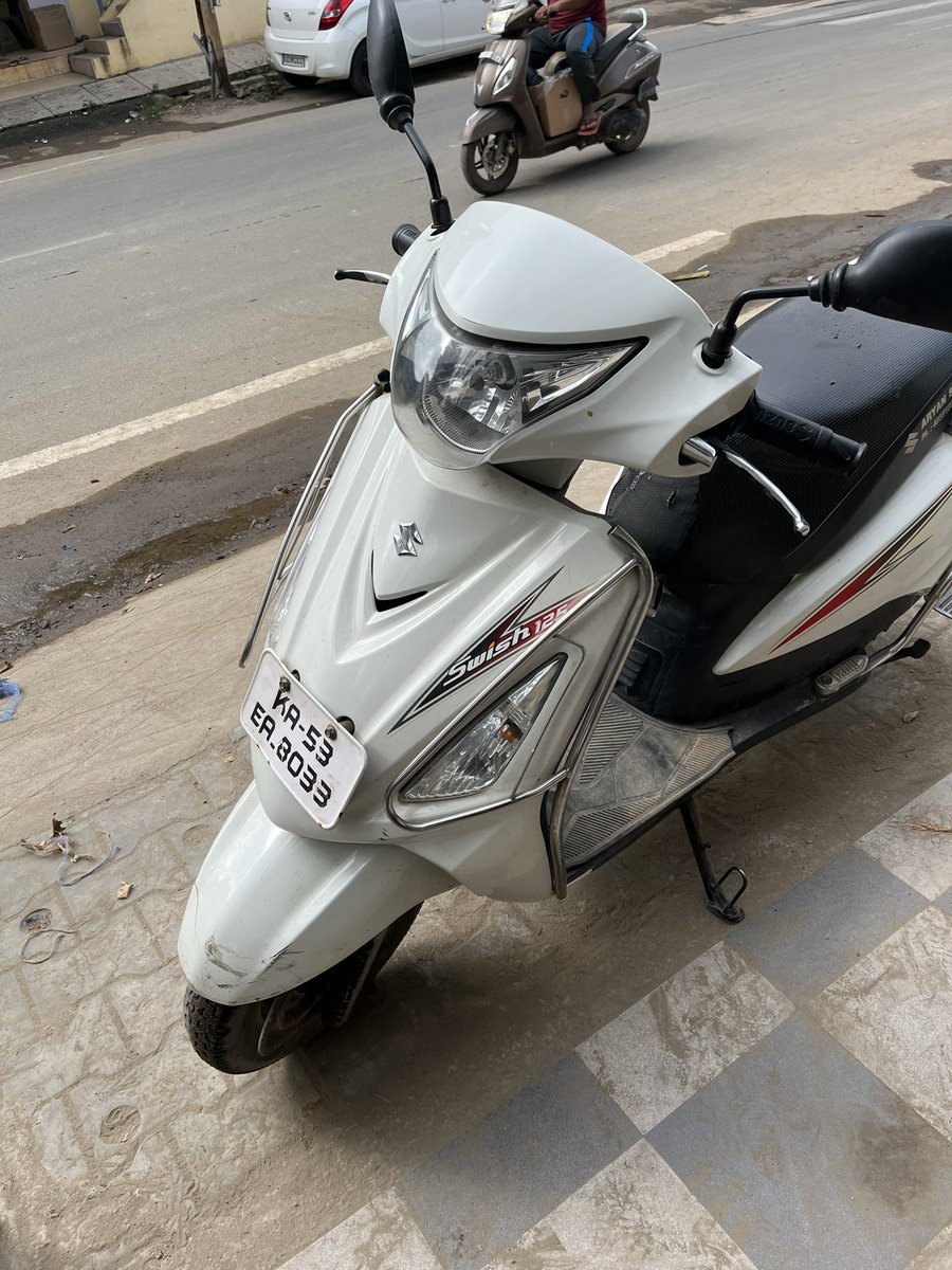 sundreshpremil's tweet photo. @3rdEyeDude @btppubliceye Not an usual sign in Bangalore by Scooter/Moped dudes. Intentionally hiding the rear license plate to escape from traffic offence and crime.
Date : 9 Dec 2023
Time : 10:17Am
Location : Sorahunase Gate junction, Muthsandra Main road https://t.co/soWwJWJMAE