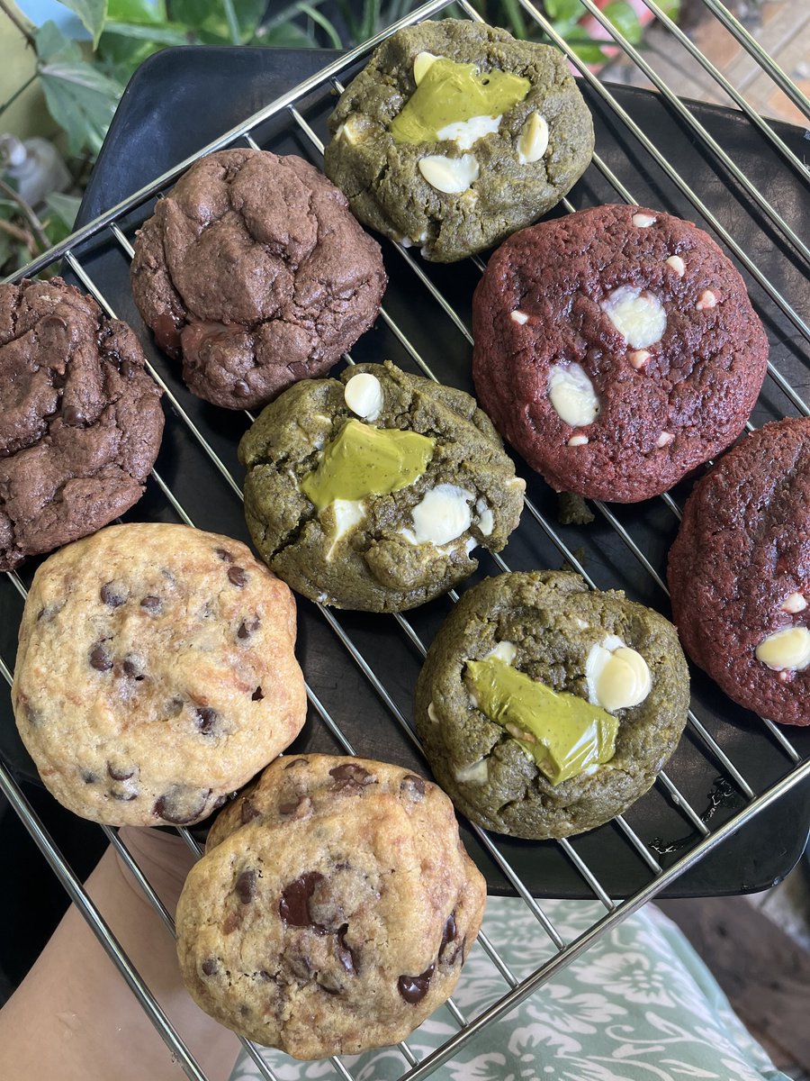 ktanniesss's tweet photo. aku jual soft cookies start 13k, ada rasa classic chocochip, double choco, matcha, red velvet dan nutella. dom jakarta (kemayoran) ayo dong di beliii #jualcookies https://t.co/7CP3pqKkGf