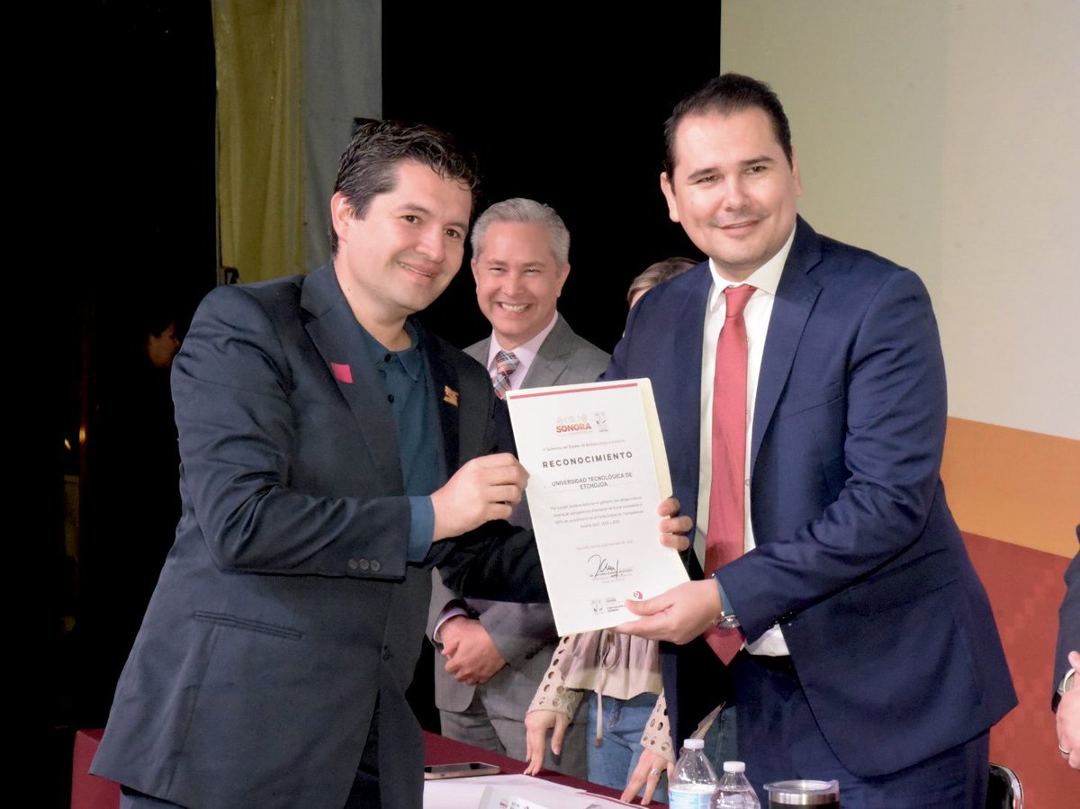 AdolfoSalazar_'s tweet photo. La corrupción es el cáncer moral de la sociedad, es por ello que en este gobierno trabajamos incansablemente hacia la consolidación de instituciones que blinden el servicio público. Juntos sociedad y gobierno construiremos un futuro más transparente. https://t.co/TEM73JZfFa