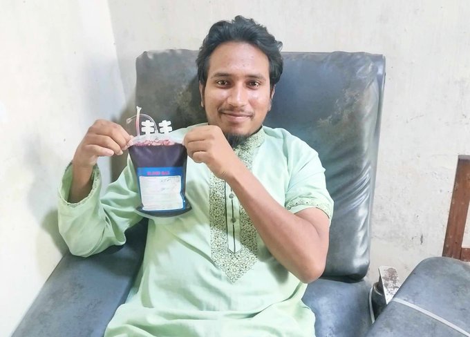 দিবস উপলক্ষে মীর জাহিদুল ইসলামের সেচ্ছায় রক্তদান