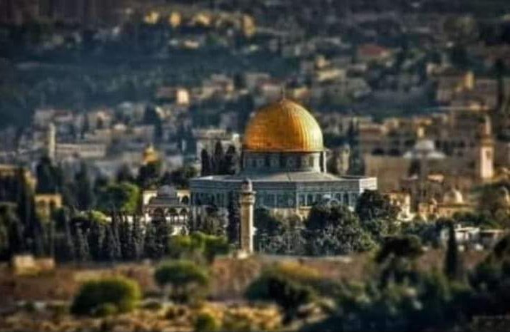 zahrabatool2098's tweet image. السلام علیکم!

اسلام کے نام پر بننے والی واحد اسلامی ریاست میں رہنے والے مسلمانو !
مذہب  اور حرمت کے نام پر  جان داؤ پر لگانے والو، 
اپنے آپ کو  سب سے اچھے مسلمان سمجھنے والو!
ایٹمی طاقت رکھنے والی ریاست کے شہریو!

ہمارا قبلۂ اول جل رہا ہے،  صیہونیوں نے ارضِ فلسطین کو تباہ و…