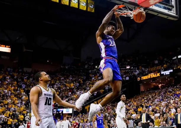 IT’S GAMEDAY!!!!!! #BeatMizzou #MuckFizzou #BorderWar #BorderShowdown

🏀 vs Missouri
📍 Allen Fieldhouse
⏰ 4:15 PM CT
📺 ESPN
↔️ KU -13.5
🔮 88-65 Kansas