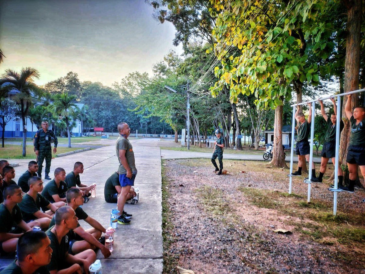23regiment's tweet photo. ดูตัวอย่างที่ถูกต้อง "ผบ.ร.23 ตรวจเยี่ยมการออกกำลังกายของน้องคนเล็ก"

พ.อ.ธนาธิป  เรียงอิศราง ผบ.ร.23 ตรวจเยี่ยมการออกกำลังกายของน้องทหารใหม่ ผลัดที่ 2/66 หน่วยฝึกทหารใหม่ ร.23 โดยได้ให้คำแนะนำและสาธิตเทคนิคการดึงข้อให้น้องๆ ได้นำไปปรับใช้ เพื่อให้น้องๆ สามารถดึงข้อได้มากขึ้น https://t.co/58DfuUwQXa