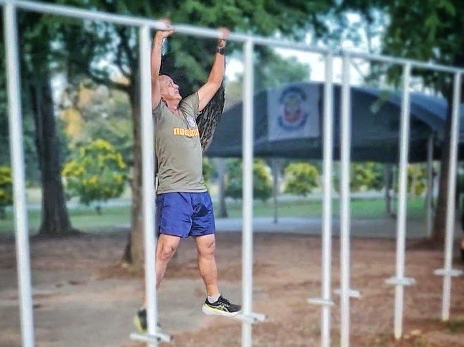 23regiment's tweet photo. ดูตัวอย่างที่ถูกต้อง "ผบ.ร.23 ตรวจเยี่ยมการออกกำลังกายของน้องคนเล็ก"

พ.อ.ธนาธิป  เรียงอิศราง ผบ.ร.23 ตรวจเยี่ยมการออกกำลังกายของน้องทหารใหม่ ผลัดที่ 2/66 หน่วยฝึกทหารใหม่ ร.23 โดยได้ให้คำแนะนำและสาธิตเทคนิคการดึงข้อให้น้องๆ ได้นำไปปรับใช้ เพื่อให้น้องๆ สามารถดึงข้อได้มากขึ้น https://t.co/58DfuUwQXa