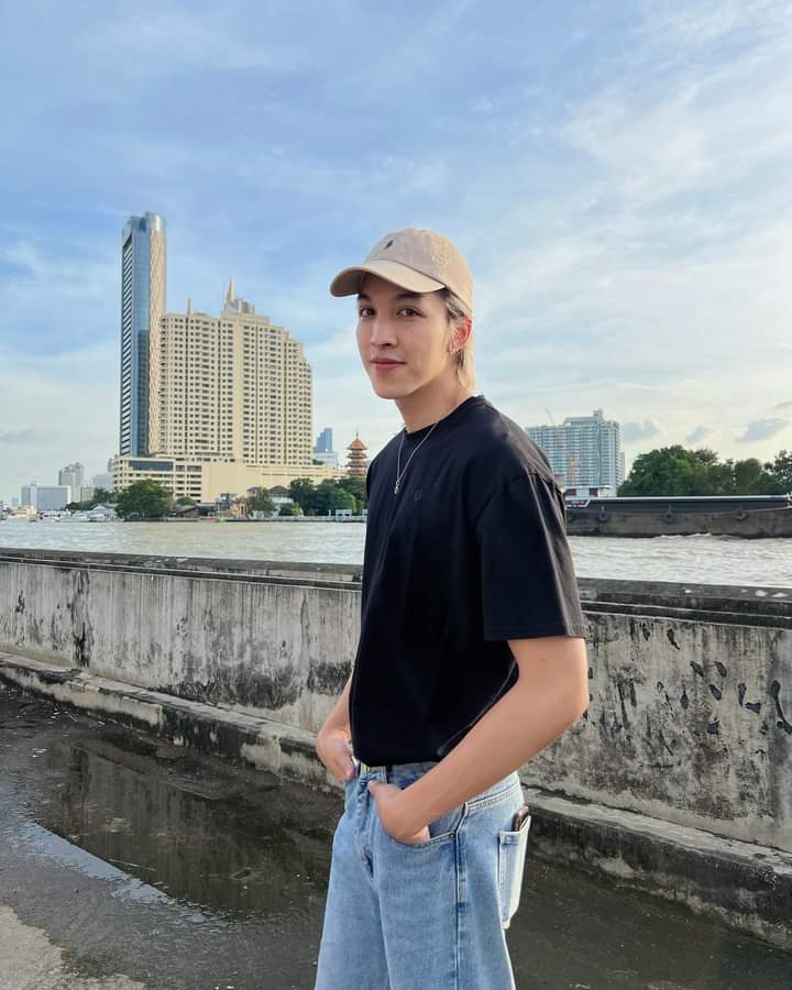 NitikornDew's tweet photo. #Repost
IG : @dewnitikorn
พ่อมารอฟ้าที่ท่าน้ำละนะ 😉🤍 https://t.co/nVEY02lELc