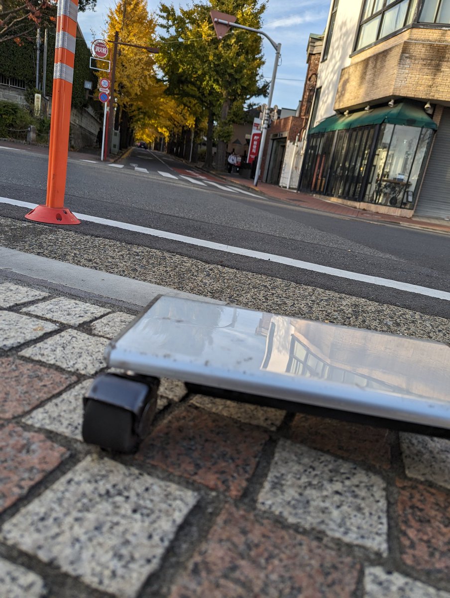 96wver's tweet photo. 田園調布を散歩(歩いてないけど)
とても気持ちの良い景色。
勾配もぐんぐんのぼる。
#WALKCAR
#ポータブルモビリティ https://t.co/ZqHXqM51bL