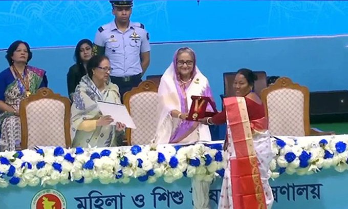 পাঁচ নারীর হাতে বেগম রোকেয়া পদক তুলে দিলেন প্রধানমন্ত্রী