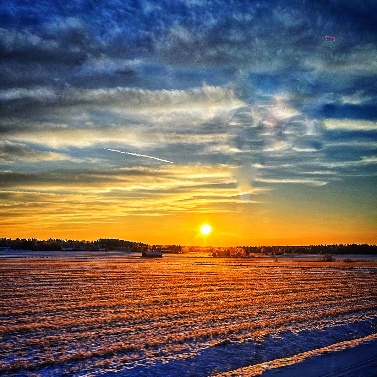 Aurinkoinen talvi-ilta maaseudulla ☀️❄️ #talvi #aurinko #ilta #maaseutu #Loimaa