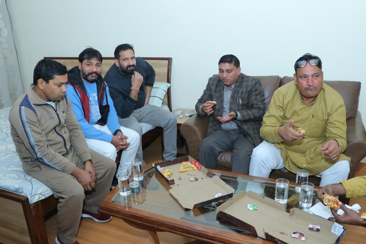 imramniwass's tweet photo. स्वादिष्ट Pizza 🍕🍕, बर्गर जंक्शन नरवाना के प्रोपराइटर भाई मुकेश शर्मा जी ने खिलाया।
यह वाकई स्वादिष्ट व लजीज व्यंजन का बेहतरीन रेस्टोरेंट है।
#पिज्जा #burgerjunction #Narwana https://t.co/dVDMI121PQ