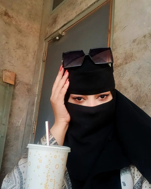 كل سنة أحملُ معي هذا الثقلّ الى عُمرٍ جديد، اكبر وتصغر استطاعتي على العيش، انا والحياة في تضاد مُستمر، تنازلتُ عن المنتهى ولم تتنازلَ الحياة عن مضايقتّي.