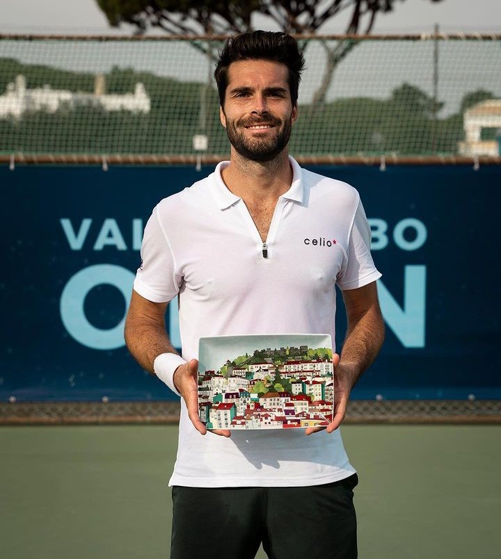 RomainNextGen's tweet photo. Jules Marie qu'on aime ou non, le mec a complètement réussi son pari qui était de retrouver les qualifs de Grand Chelem. 

Il fait quand même une saison a 65 victoires, 5 titres (peut être 6). 

Il sera au alentour de la 230 ème place. 

Il met en lumière tout le circuit secondaire et les vidéos sont de qualités. 

Alors oui j'étais le premier sceptique, surtout après la demande des cagnottes. Mais il l'a plus refait d'ailleurs. 

Et force de constater qu'il a réussi un truc innovant, et qu'il fédère beaucoup de monde autour de lui. 

Pour ça on peut que respecter et être admiratif. 

Donc félicitation vraiment.