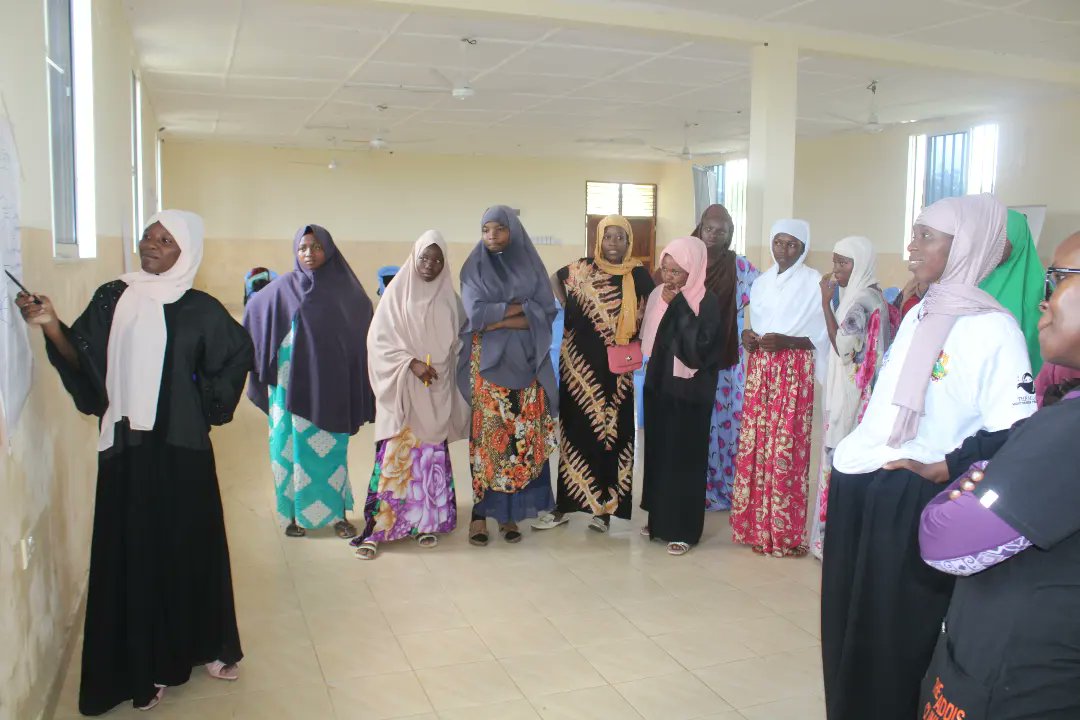 Thehijabimento1's tweet photo. @YALIRLCEA @USAIDKenya @KenyattaUni @addisclinic Shaping futures, one session at a time! 🌍 Through our #SHOPproject we are addressing challenges faced by adolescent girls. Comprehensive sexuality education is critical to build confidence, address consent issues, and provide a foundation for a healthier future. #SHOPtogether https://t.co/9KtMwEL0eh