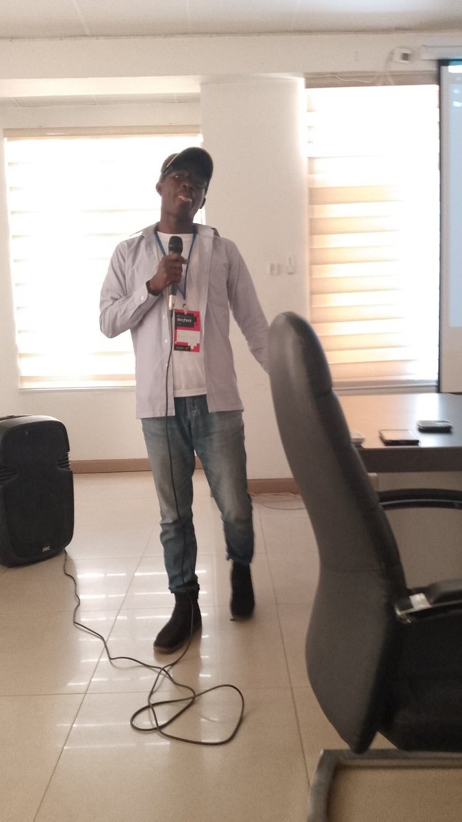 Samuel Acquah giving a talk on building Open Source CSS framework #DevFestKumasi #DevFest #kwekutech