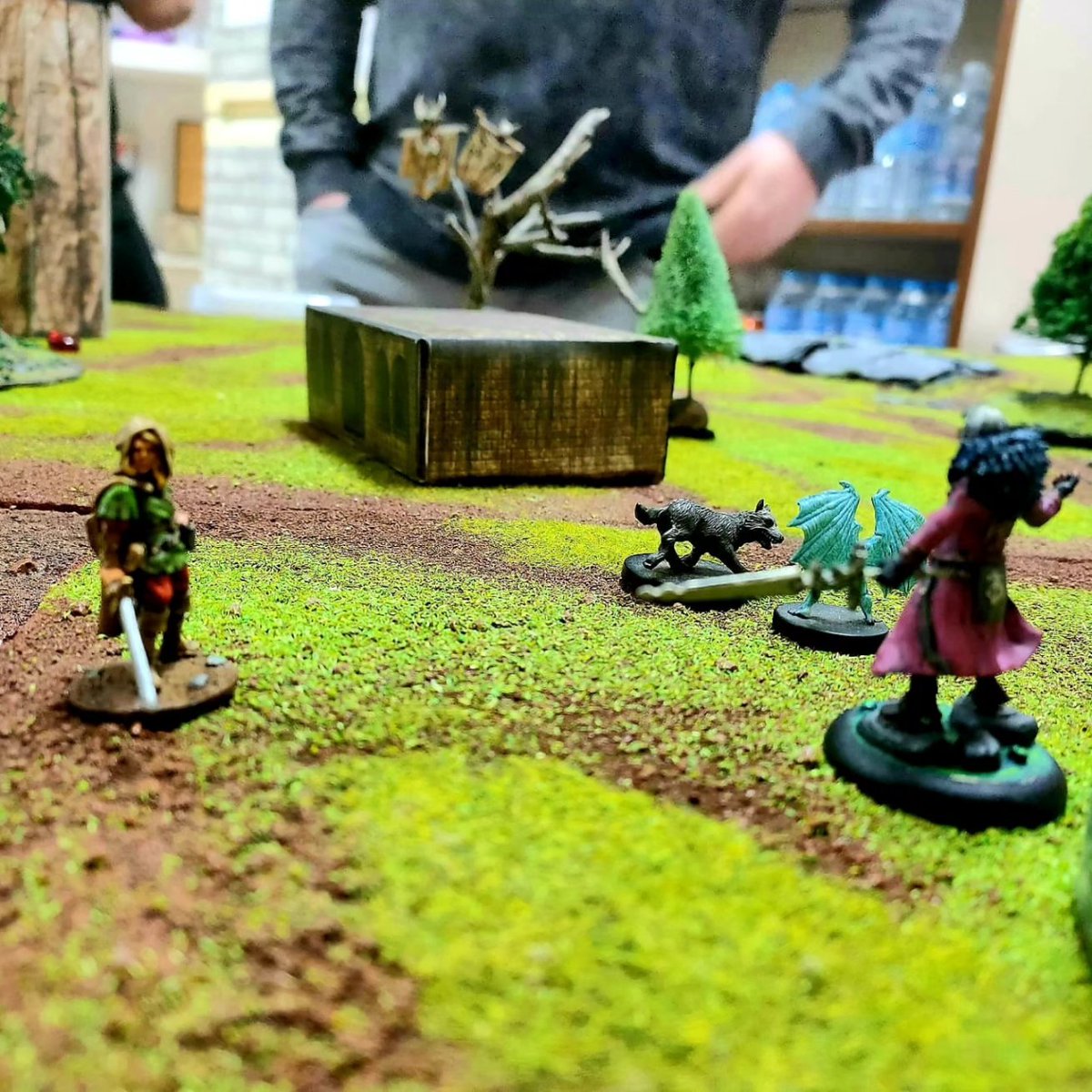 Hemos probado Exploradores de las Profundidades Sombrias! Un juego de 1-4 jugadores, cooperativo, híbrido entre juego de mesa-rol-wargame! Muy divertido!!
.
.
.
.
.
#juegosdemesa #juegosderol #wargames #dragonesychanquetes #asociacionludica #nerja