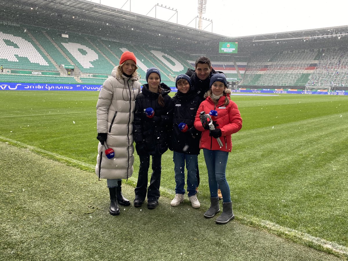 SkySportAustria's tweet photo. Unser #SkyNextGeneration-Team ist bereit für @skrapid vs. @RedBullSalzburg! ⚽️🙌🏼 Ab 13:45 Uhr live auf Sky Sport Austria 2. #SkyBuliAT #SCRRBS https://t.co/h2Jl8W5Zzh