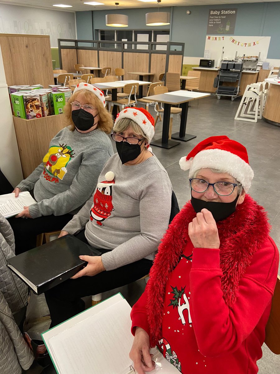 SurviveSingers's tweet photo. A few festive sing throwbacks! #wecansurvivesingers 🎅🏻🎄⛄️🥰 https://t.co/8GQkLVTiSJ